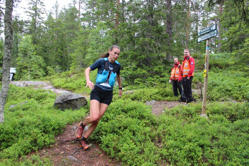 Stine Holager passerer Råbjørn etter 10 km like bak de beste herreløperne. (Foto: Håkon Rekstad) Stine Holager passerer Råbjørn etter 10 km like bak de beste herreløperne. (Foto: Håkon Rekstad)
