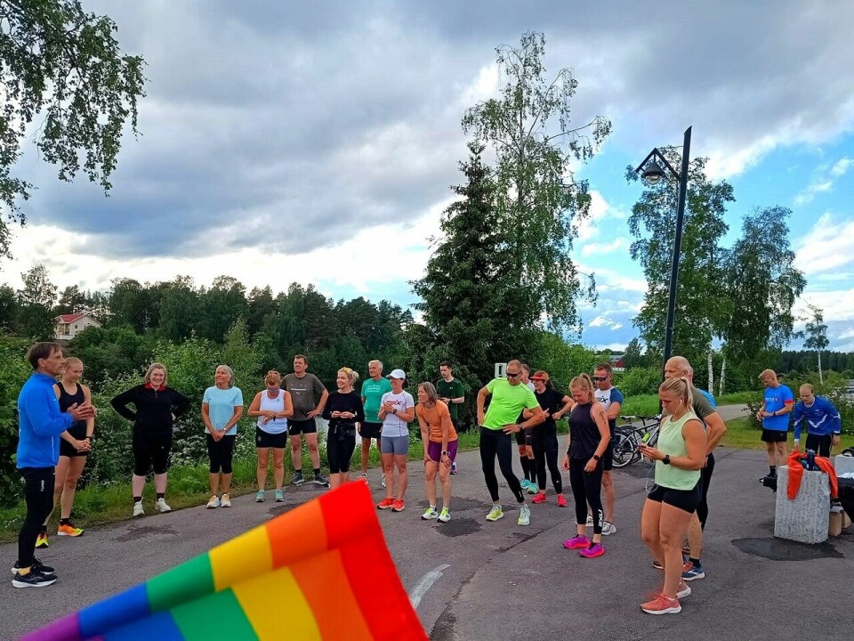 Rolf Bakken gir de vel 20 løperne som var med på fellesstarten beskjed om hvor de skal snu på sin 5 km. (Foto: Line Viola Hvammen) Rolf Bakken gir de vel 20 løperne som var med på fellesstarten beskjed om hvor de skal snu på sin 5 km. (Foto: Line Viola Hvammen)