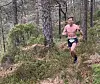Odda Engesæter med tommel opp i Hordnesskogen. Snittfart på 3:54 i over 80 km var mer enn konkurrentene kunne svare på. (Arrangørfoto)