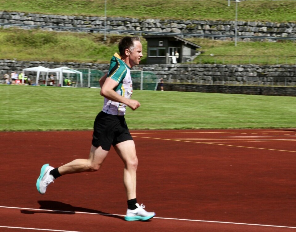 Hilmar Kråkenes fra Måløy vant dagens heilmaraton. Hilmar trener mye mengde for tiden, og målet er neste års løp mellom Oslo og Bergen. Maratonløpet i dag var i utgangspunktet ment som en treningstur, men når alt fungerer er det bare å fullføre løpet Hilmar Kråkenes fra Måløy vant dagens heilmaraton. Han trener mye mengde for tiden, og målet er neste års løp mellom Oslo og Bergen. Maratonløpet i dag var i utgangspunktet ment som en treningstur, men når alt fungerer er det bare å fullføre løpet