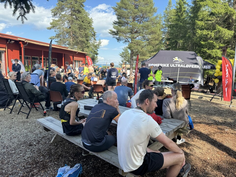 Løyperekorder av Stine Holager og Didrik Hermansen i Romeriksåsen på langs Fint vær og mye folk i målområdet (Foto Olav Engen).JPG