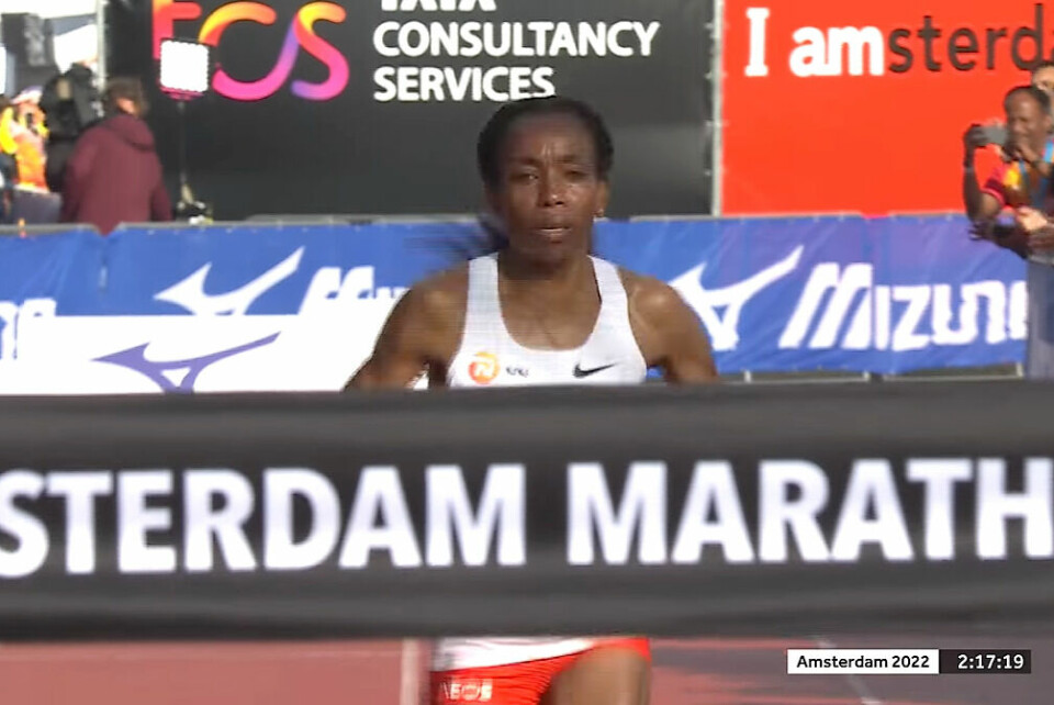 Almaz Ayana like før hun bryter målseilet i TCS Amsterdam Marathon på 2:17:20. (Skjermdump fra løpets facebookside) Almaz Ayana like før hun bryter målseilet i TCS Amsterdam Marathon på 2:17:20. (Skjermdump fra løpets facebookside)