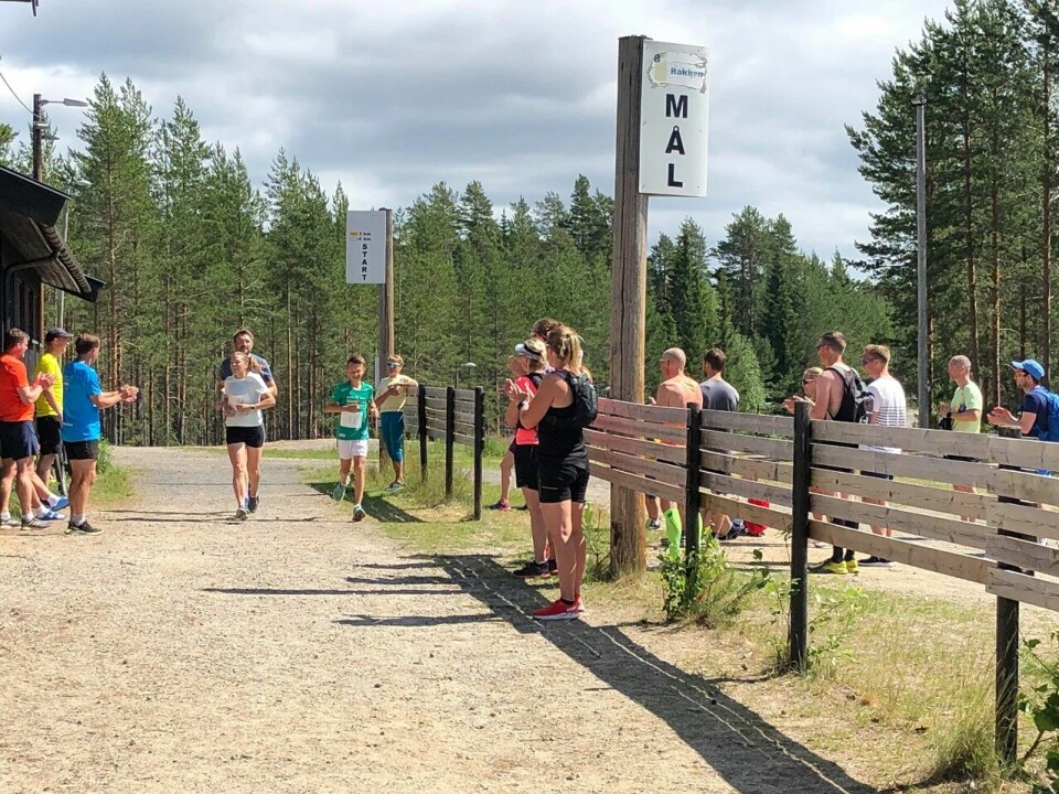God og varm sommerstemning på stadion i Stavåsen. (Foto: Finn Westgård) God og varm sommerstemning på stadion i Stavåsen. (Foto: Finn Westgård)
