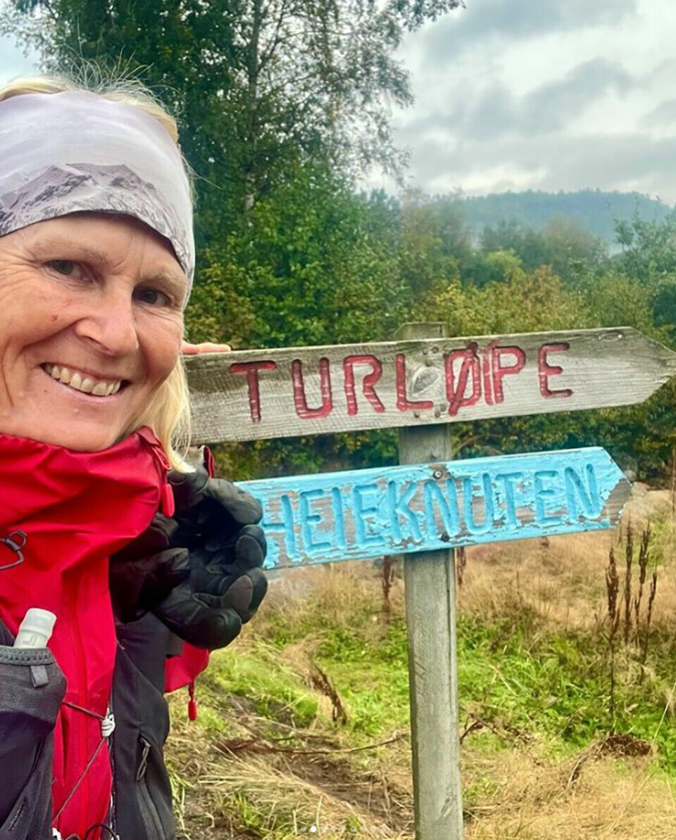 Mona Kjeldsberg løper i mål på Lindesnes fyr i dag nest-siste-dag.jpg
