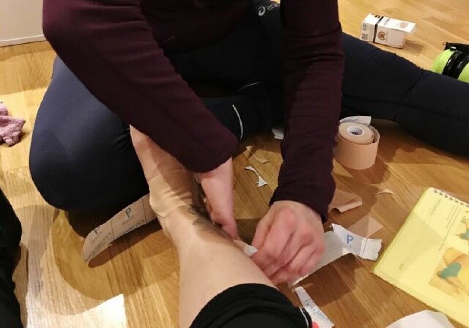 Marthe setter på kinesiotape på den vonde ankelen Marthe setter på kinesiotape på den vonde ankelen
