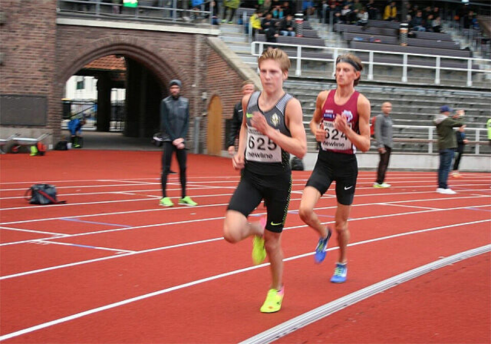 Simen Halle Haugen leder an foran Oliver Vedvik på 10 000 meteren på Stockholm Stadion. (Foto: arrangøren) Simen Halle Haugen leder an foran Oliver Vedvik på 10 000 meteren på Stockholm Stadion. (Foto: arrangøren)