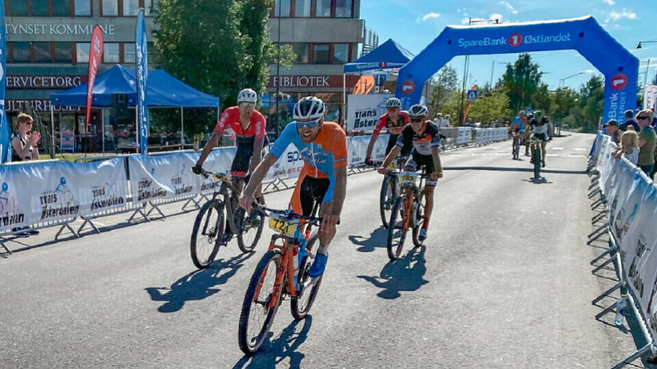 Vidar Mehl, Raufoss & Gjøvik SK/Hard Rocx Swix først over mål fulgt av Marius Fjeld, Asker CK, Ole Hem, Romeriksåsen SK og Martin Røste Omdahl, Raufoss & Gjøvik SK som alle fikk samme tid som vinneren. (Arrangørfoto) Vidar Mehl, Raufoss & Gjøvik SK/Hard Rocx Swix først over mål fulgt av Marius Fjeld, Asker CK, Ole Hem, Romeriksåsen SK og Martin Røste Omdahl, Raufoss & Gjøvik SK som alle fikk samme tid som vinneren. (Arrangørfoto)
