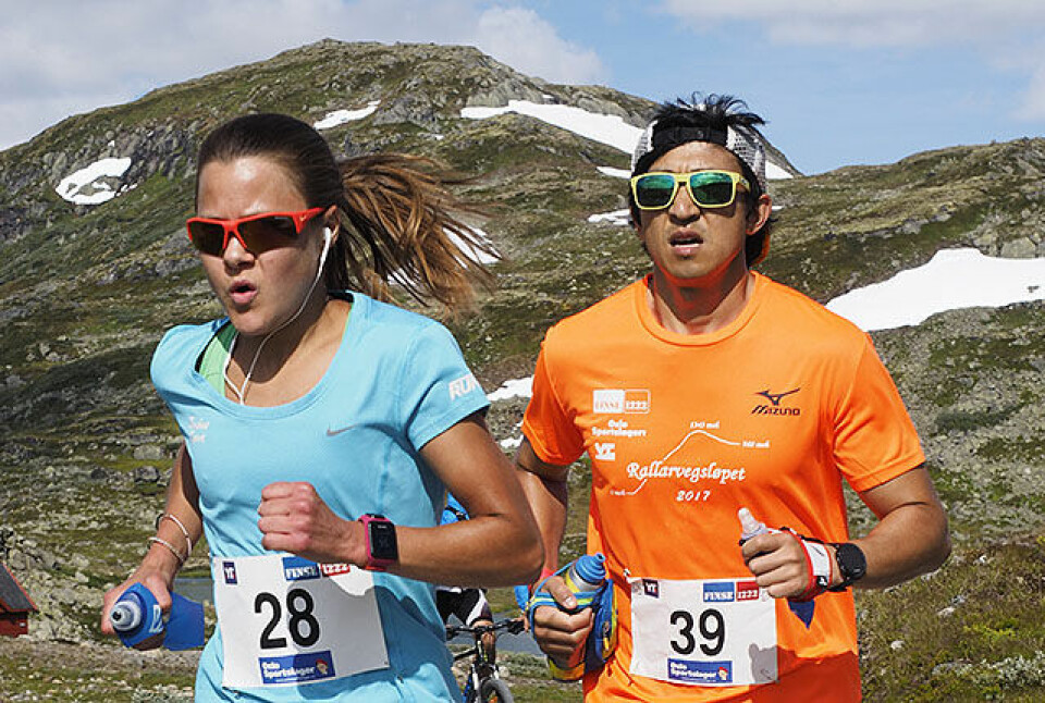 En periode underveis på 2. dag av Rallarvegsløpet holdt totalvinnere av Rallarvegsløpet, Nicoline Baartvedt og Håkon Urdal, følge. (Foto: Bjørn Johannessen) En periode underveis på 2. dag av Rallarvegsløpet holdt totalvinnere av Rallarvegsløpet, Nicoline Baartvedt og Håkon Urdal, følge. (Foto: Bjørn Johannessen)