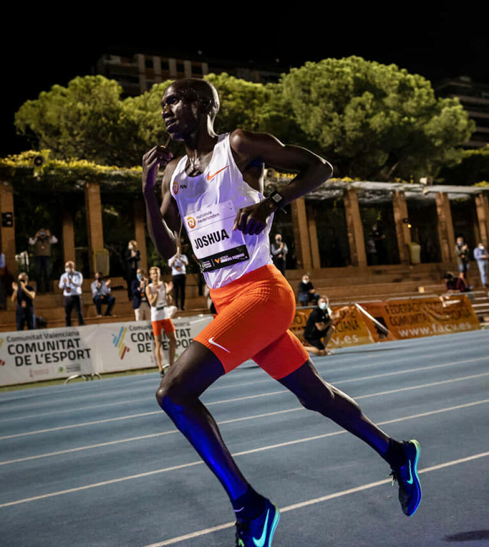 Joshua Cheptegeis 10000 meter på 26.11,02 under lupen Joshua_Cheptegei_10000-rekord_foto_NN_Running_Team.jpg