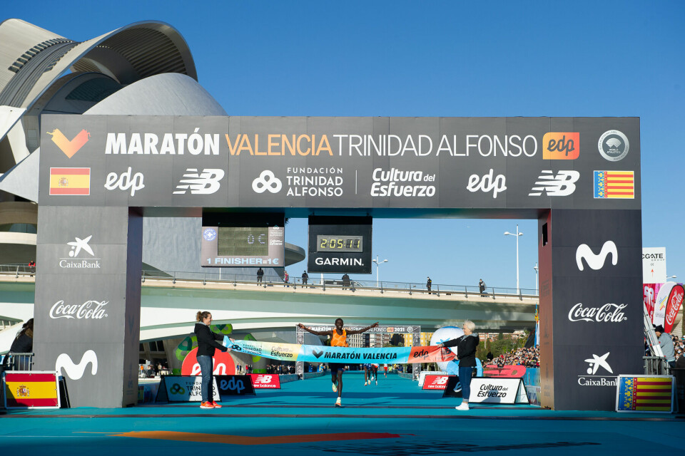 Lawrence Cherono løper over målstreken som vinner av årets Valencia Marathon. (Foto: arrangør) Lawrence Cherono løper over målstreken som vinner av årets Valencia Marathon. (Foto: arrangør)