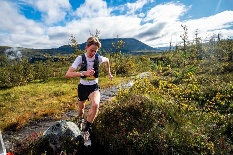 Andreas Iversen Lilleskare på vei til ny løyperekord på halvmaraton i Dynafit Hardangervidda Marathon lørdag (Foto: Kai Otto Melau) Andreas Iversen Lilleskare på vei til ny løyperekord på halvmaraton i Dynafit Hardangervidda Marathon lørdag (Foto: Kai Otto Melau)