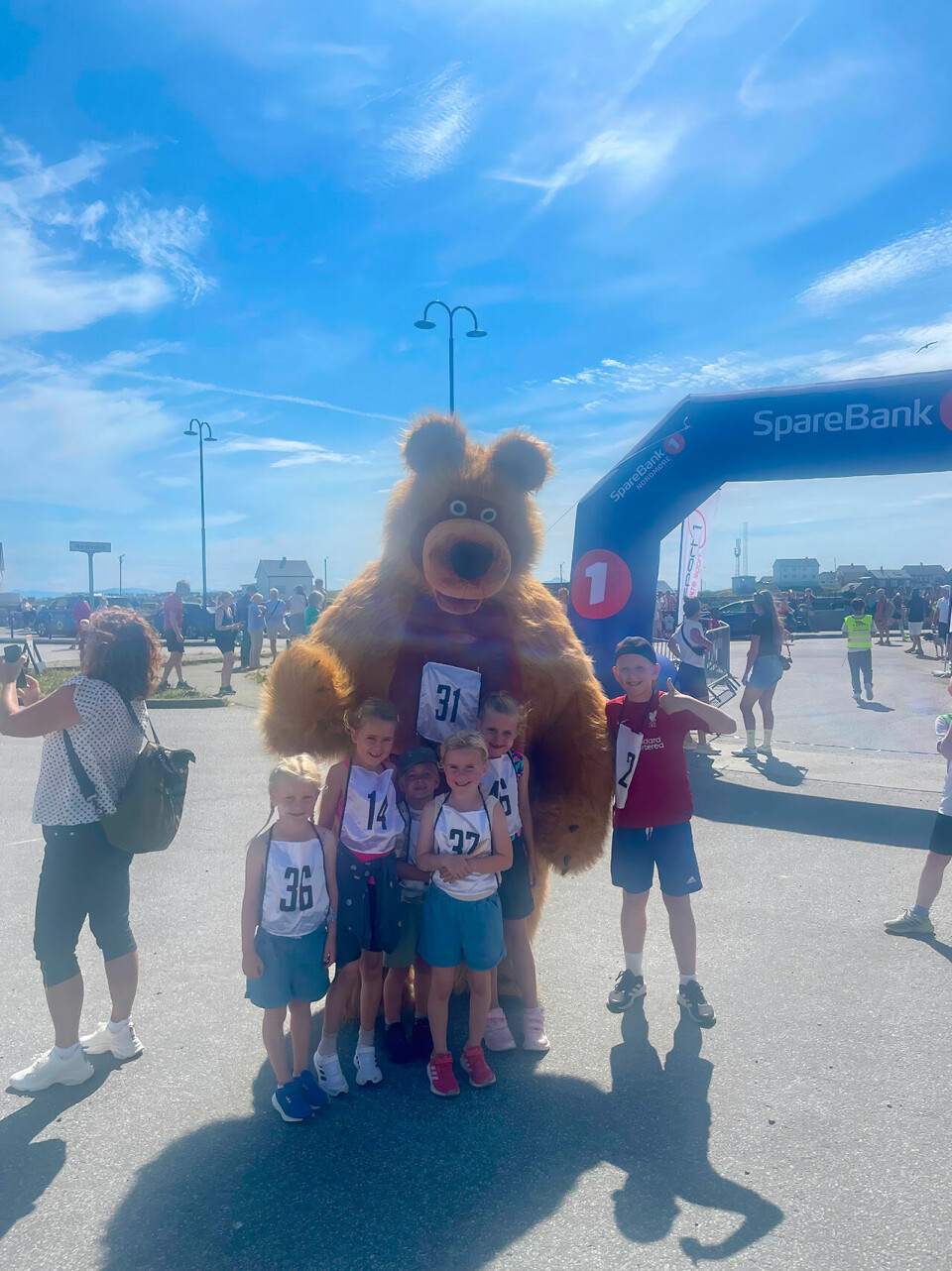Norges vakreste halvmaraton fikk supert sommervær barnelop-maskot.jpg