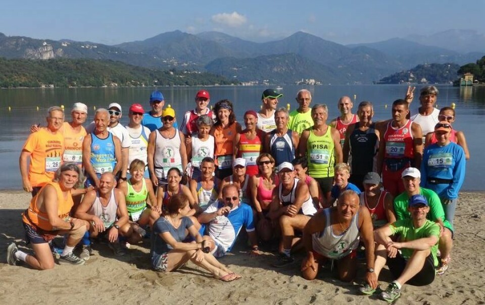 Fellesbilde av deltagerne som skulle løpe 10 maraton på 10 dager, vi kan skimte Titina bak nr 15 (foto: Paolo Gino). Fellesbilde av deltagerne som skulle løpe 10 maraton på 10 dager, vi kan skimte Titina bak nr 15 (foto: Paolo Gino).