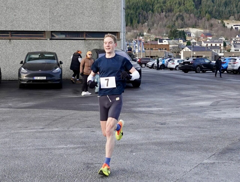 Norskamerikaneren Bjørn Sether Wastvedt som bor i Ålesund vant det siste løpet i Grimstadvatnet Rundt. Foto: Arnt-Jarle Johansen Norskamerikaneren Bjørn Sether Wastvedt som bor i Ålesund vant det siste løpet i Grimstadvatnet Rundt
