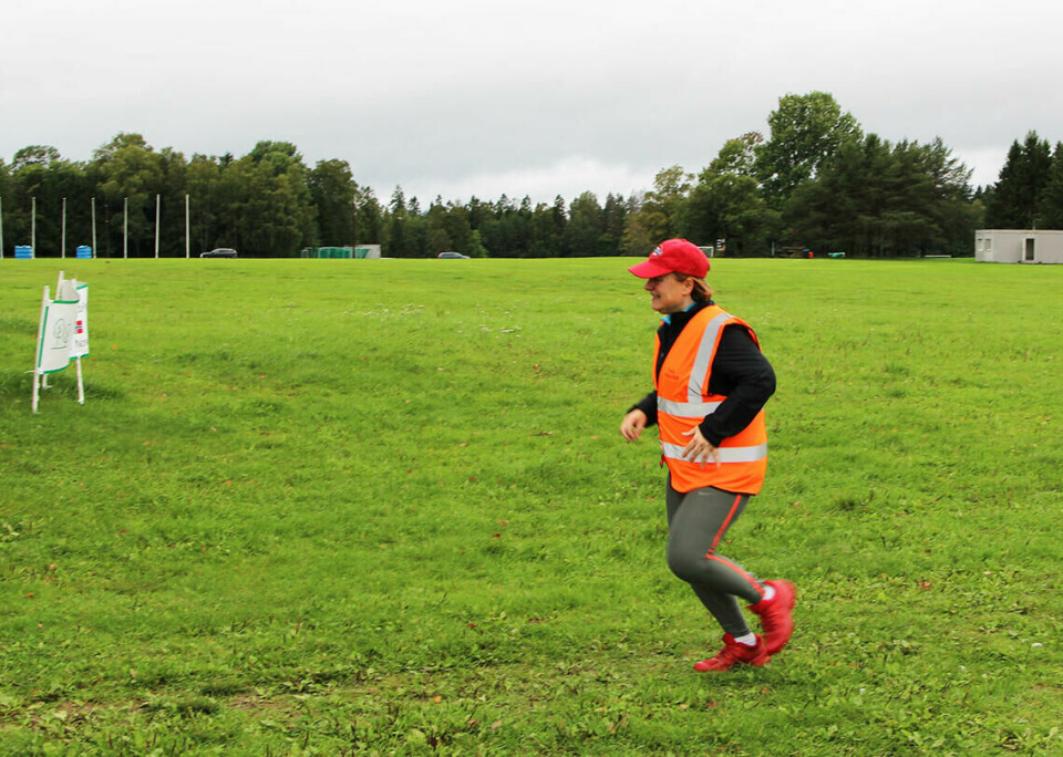 Parkrun slutter med løyperekorder og en god del annen statistikk Når kroppen ikke helt er med på laget, er det greit å kunne være frivillig i en rolle som krever lavt tempo. (Foto: Tor Christian Ulvang)