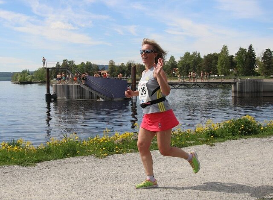 Ellen Wold, tidligere styremedlem i Kondis, passerer Norges mest berømte stupetårn på Koigen på de siste meterne av sitt milløp på Hamar lørdag. Ellen Wold, tidligere styremedlem i Kondis, passerer Norges mest berømte stupetårn på Koigen på de siste meterne av sitt milløp på Hamar lørdag.