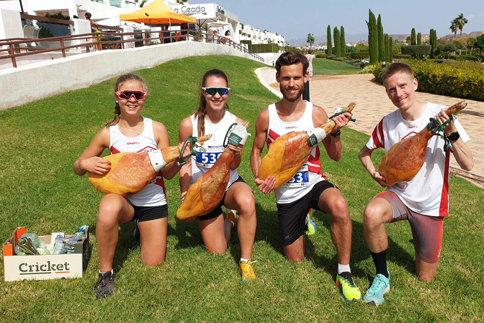 Sofie Fosslie (til venstre) og Ulrik Hovig (til høyre) vant 10 kilometeren, mens Vilde Antonsen og Magnus Hjellum var raskest på 5 km. Premiene var helt klart av det matnyttige slaget. (Foto: Runar Gilberg) Sofie Fosslie (til venstre) og Ulrik Hovig (til høyre) vant 10 kilometeren, mens Vilde Antonsen og Magnus Hjellum var raskest på 5 km. Premiene var helt klart av det matnyttige slaget. (Foto: Runar Gilberg)