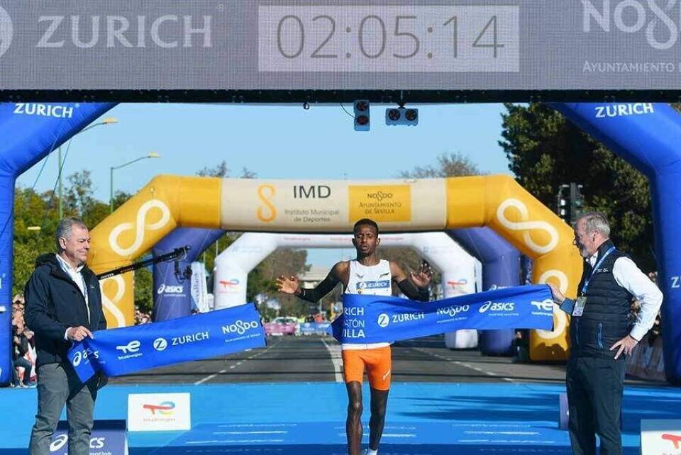 Selemon Barega løp til seier i sin maratondebut i Sevilla. Anchinalu Dessie sørget for dobbelt etiopisk ved å vinne i sin debut i kvoinneklassen. (Foto: arrangøren) Selemon Barega løp til seier i sin maratondebut i Sevilla. Anchinalu Dessie sørget for dobbelt etiopisk ved å vinne i sin debut i kvoinneklassen. (Foto: arrangøren)