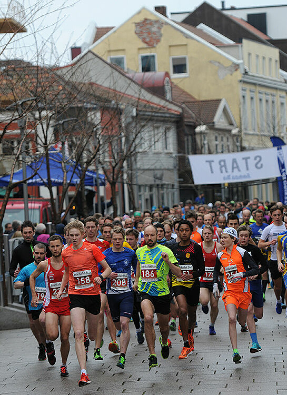 Sterke vinnertider på 5 km i Fredrikstadløpet (72 bilder) Start_5km_D30_4511_2.JPG