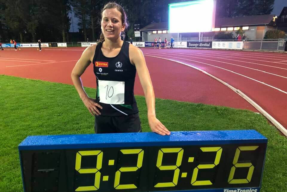 Christina Toogood kunne smile bredt etter å ha klart målet om å løpe under 9.30. (Foto: Marit Toogood) Christina Toogood kunne smile bredt etter å ha klart målet om å løpe under 9.30. (Foto: Marit Toogood)