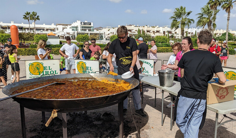 Fire norske seire av fire mulige i terrengløpet Cross Mar de Pulpi i Spania Paella-servering.jpg
