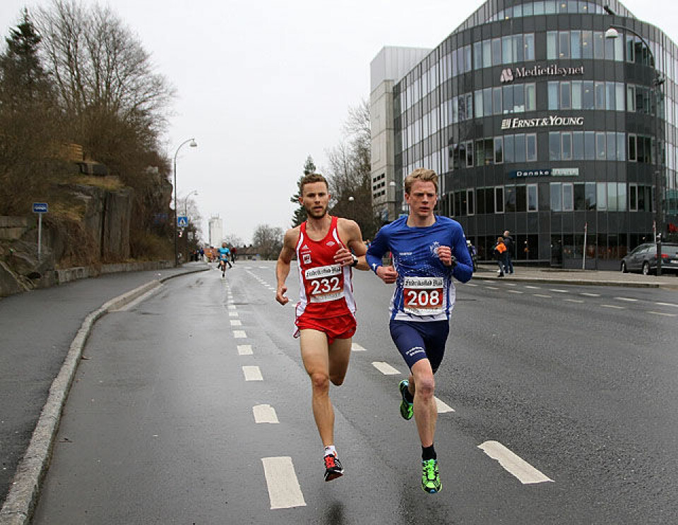 Sterke vinnertider på 5 km i Fredrikstadløpet (72 bilder) Hoeye_foran_Sjurseth_IMG_4070.jpg