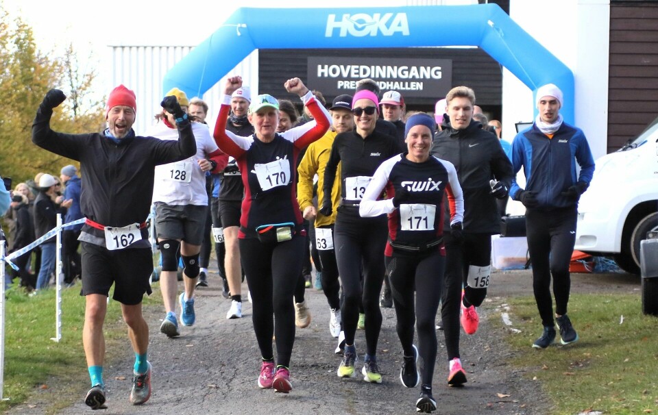 Starten har gått for 7. gang kl 14 med (fra venstre) Hamarløperne Geir Vestby, Mette Thorslund, Åste Narmo, Esther Innselset og Jørgen Berntsen i første rekke bak Aasmund Kjøllmoen Steien som allerede hadde forsvunnet ut av bildet. (Foto: Rolf Bakken) Starten har gått for 7. gang kl 14 med (fra venstre) Hamarløperne Geir Vestby, Mette Thorslund, Åste Narmo, Esther Innselset og Jørgen Berntsen i første rekke bak Aasmund Kjøllmoen Steien som allerede hadde forsvunnet ut av bildet. (Foto: Rolf Bakken)