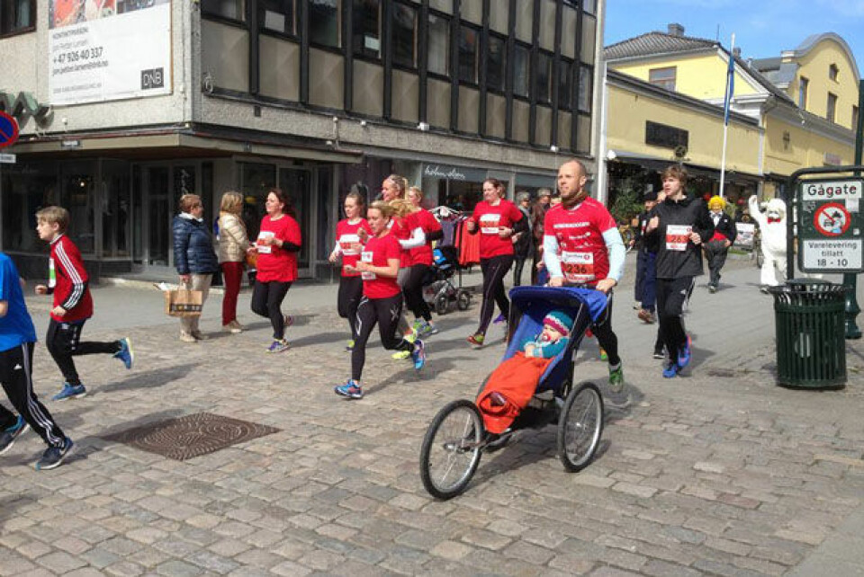 Løyperekord i Halden Byløp av Håkon Raadal Bjørlo Barnevogn_i_Halden_Bylop_640.jpg
