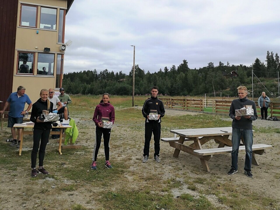Distansevinnere med sine fortjente premier. Fra venstre: Synnøve Volden, Maria Sæther Verdenius, Peder Talsnes og Jon Per Nygaard. (Foto: Synne Dalen Jordet) Distansevinnere med sine fortjente premier. Fra venstre: Synnøve Volden, Maria Sæther Verdenius, Peder Talsnes og Jon Per Nygaard. (Foto: Synne Dalen Jordet)