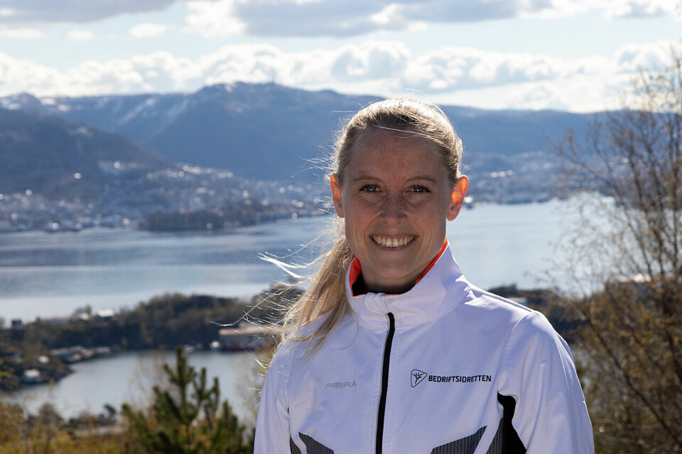 Trudi Aaltvedt i Bedriftsidretten Vestland kan ønske velkommen til årets Ti på topp. I bakgrunnen ser vi Ulriken, som er at av turmålene i årets aksjon. (Foto: Arne Dag Myking) Trudi Aaltvedt i Bedriftsidretten Vestland kan ønske velkommen til årets Ti på topp. I bakgrunnen ser vi Ulriken, som er at av turmålene i årets aksjon. (Foto: Arne Dag Myking)