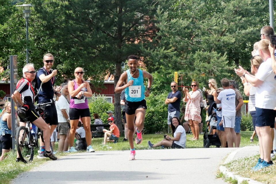 Publikum har aldri opplevd så rask løping langs Kongsvinger gater som da Senay Fissehatsion, IK Tjalve suste gjennom de to rundene på begge sider av Glomma lørdag. (Foto: Trond Hansen) Publikum har aldri opplevd så rask løping langs Kongsvinger gater som da Senay Fissehatsion, IK Tjalve suste gjennom de to rundene på begge sider av Glomma lørdag. (Foto: Trond Hansen)