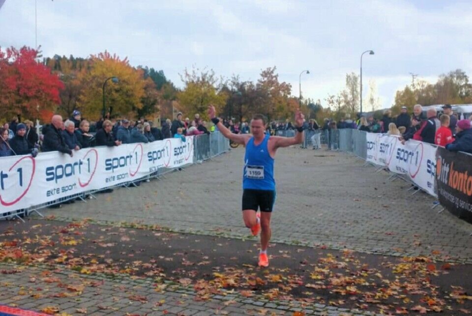 Dag Ådne Hatlevoll krysser målstreken etter fire runder og 10 km som vinner med over halvminuttet. (Foto: Roger Christiansen) Dag Ådne Hatlevoll krysser målstreken etter fire runder og 10 km som vinner på 33:22. (Foto: Roger Christiansen)