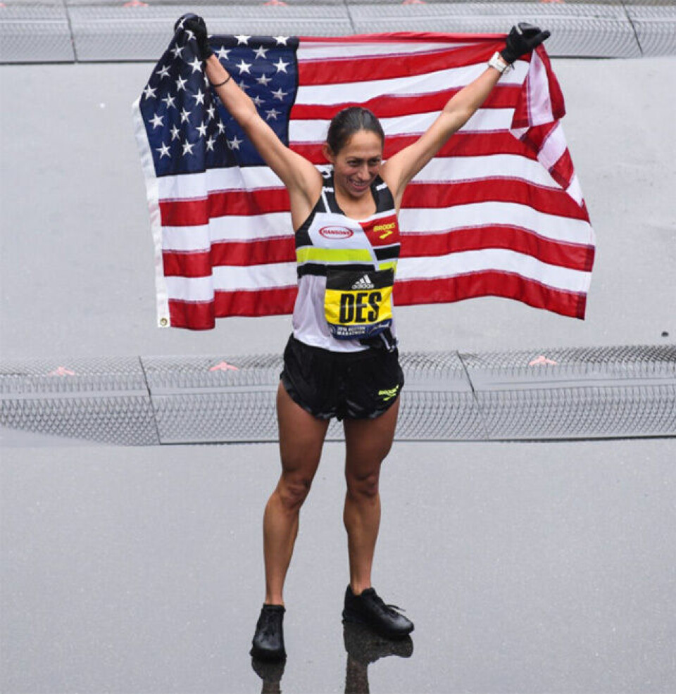 Yuki Kawauchi viste guts og vant glory i Boston Marathon Desiree_Linden_flagg.jpg