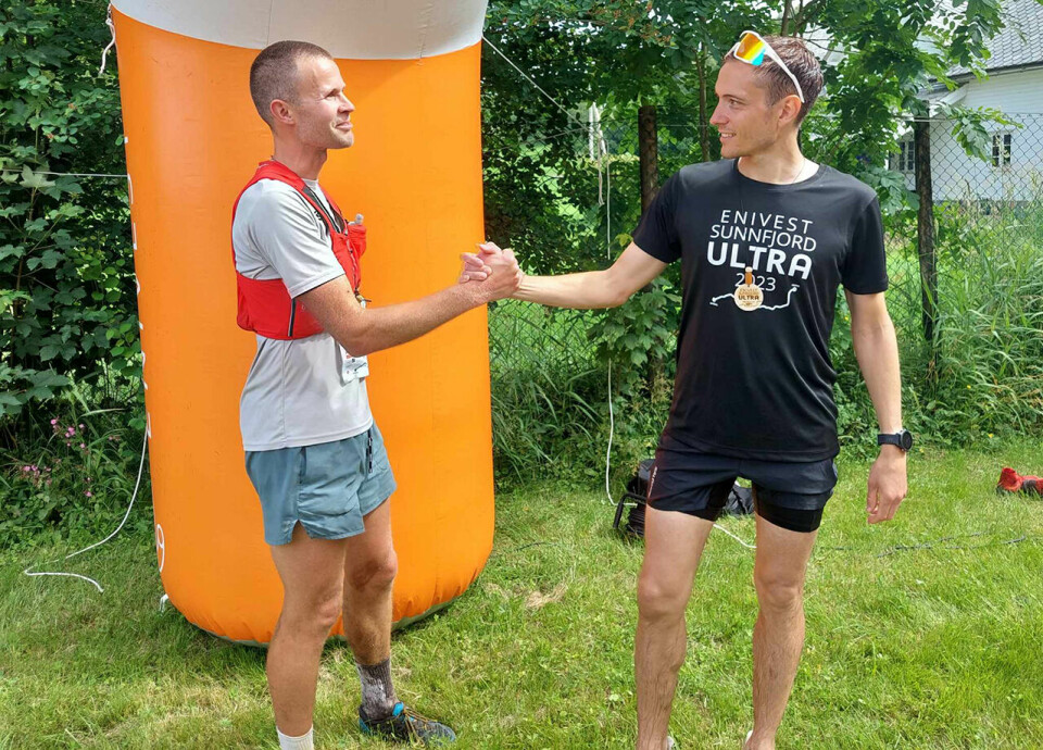 Vinner Cornelis Erstad (til høyre) blir gratulert av andremann Gisle Kirkeeide. (Foto: Terje Lyngstad) Vinner Cornelis Erstad (til høyre) blir gratulert av andremann Gisle Kirkeeide. (Foto: Terje Lyngstad )
