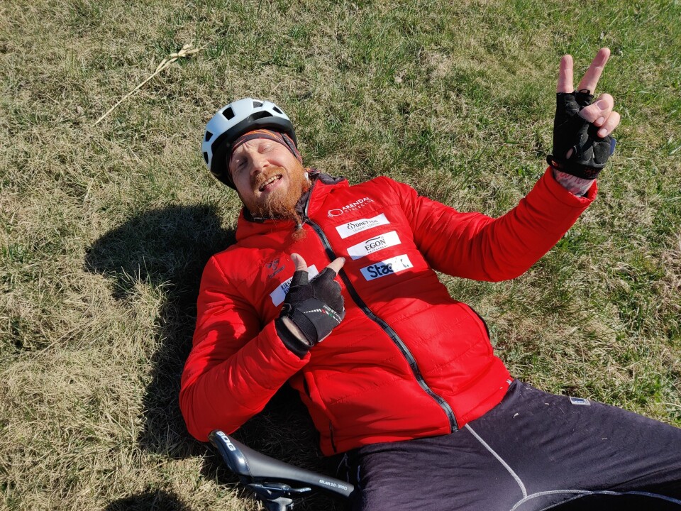 Steinar Schipper med seierstegn etter 315 kilometer på sykkel sammen med kameraten Marius Farstad. Begge er med i Idretten Skaper Sjanser. (Privat foto) Steinar Schipper med seierstegn etter 315 kilometer på sykkel sammen med kameraten Marius Farstad. Begge er med i Idretten Skaper Sjanser. (Privat foto)