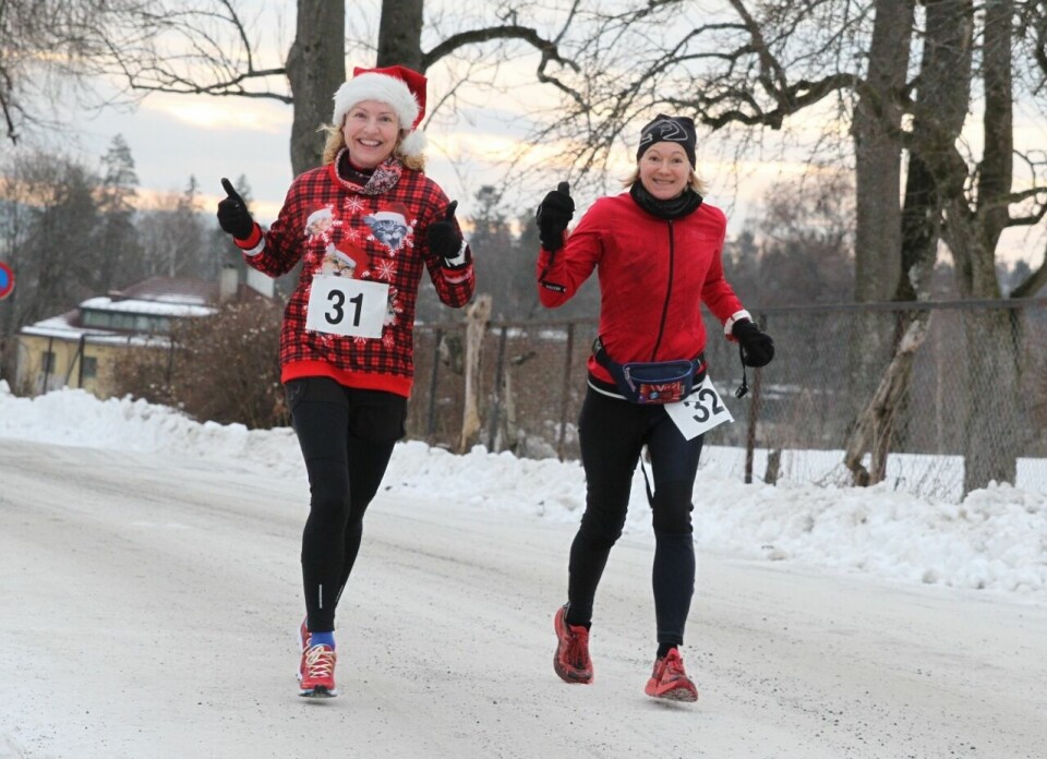 Ultraløperne Therese Falk og Ninette Banoun koser seg med maraton lille julaften. (Foto: Olav Engen) Ultraløperne Therese Falk og Ninette Banoun koser seg med maraton lille julaften. (Foto: Olav Engen)