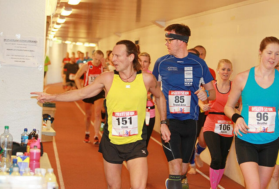 Bislett 50 km: John H. Strupstad og Kristine B. Walhovd vant Pulje2_Gisle_Johnsen_leder_loepet_serves_av_datter_paa_13_A20G0873.jpg