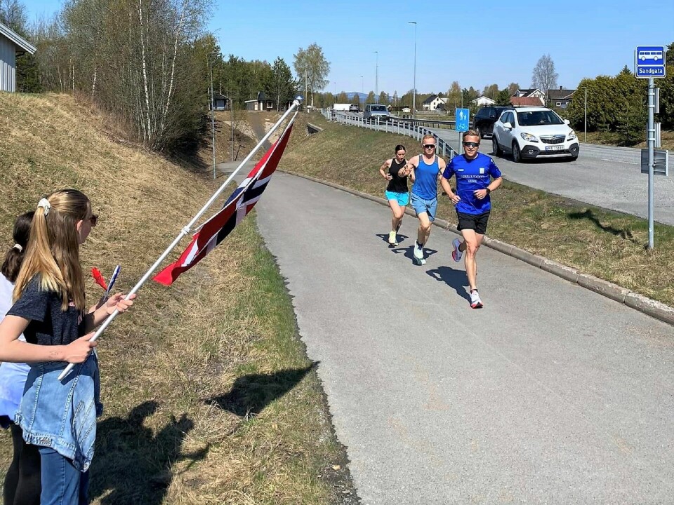 Grunnlovsmila med 17. mai-stemning på forskudd i Elverum AMund Sigstad, Thomas R¢nningen og Oda Sandmo Kristoffersen.jpg