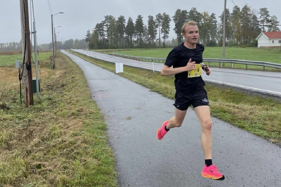 Even Bentzen Løvås løper inn til dagens første seier på Neskollen. (Foto: Arraangøren) Even Bentzen Løvås løper inn til dagens første seier på Neskollen. (Foto: Arraangøren)