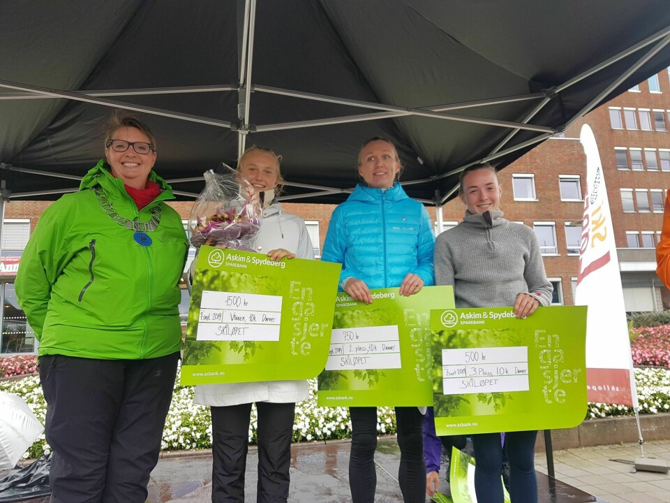 Over 1000 deltagere i SkiLøpet Pall_kvinner_10km_og_ordfører.jpg