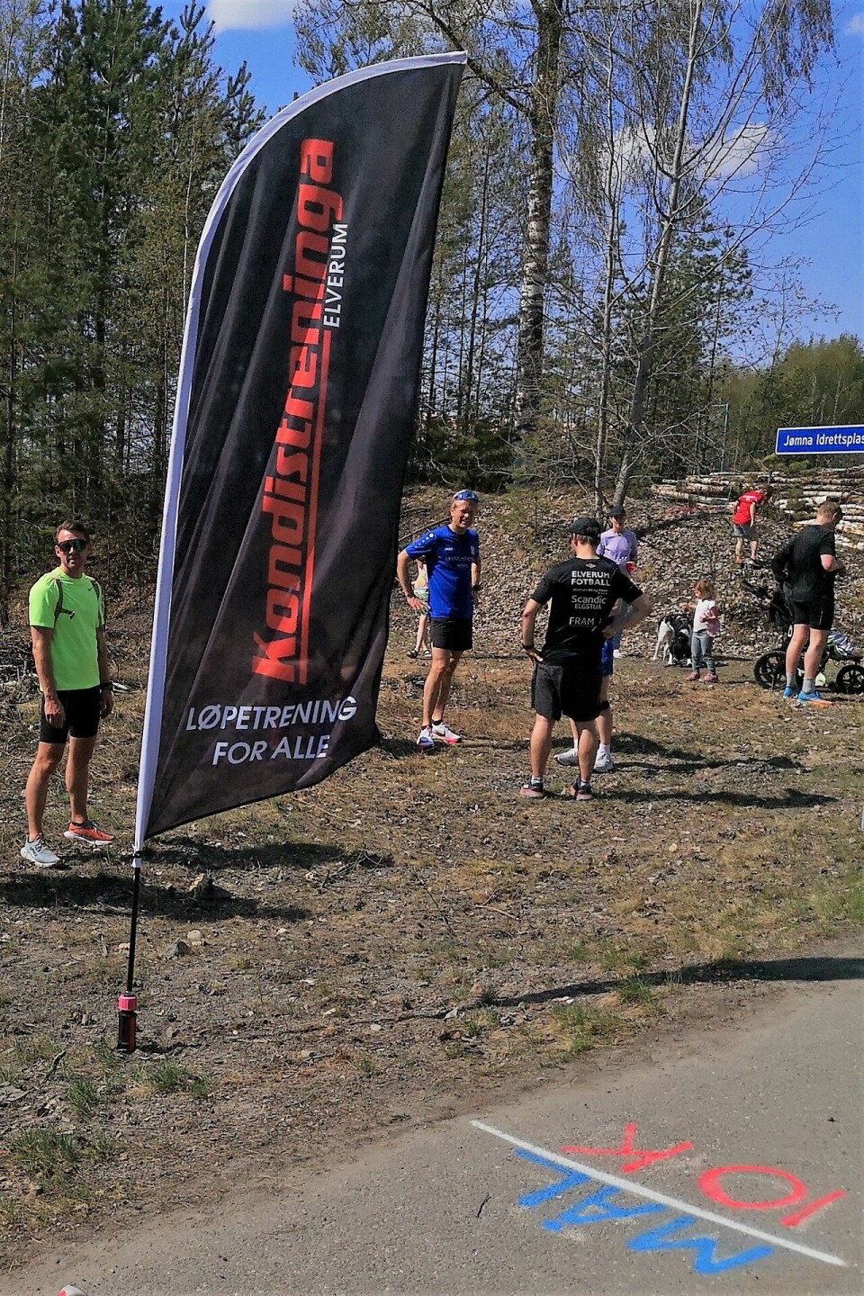 Grunnlovsmila med 17. mai-stemning på forskudd i Elverum Målseil.jpg