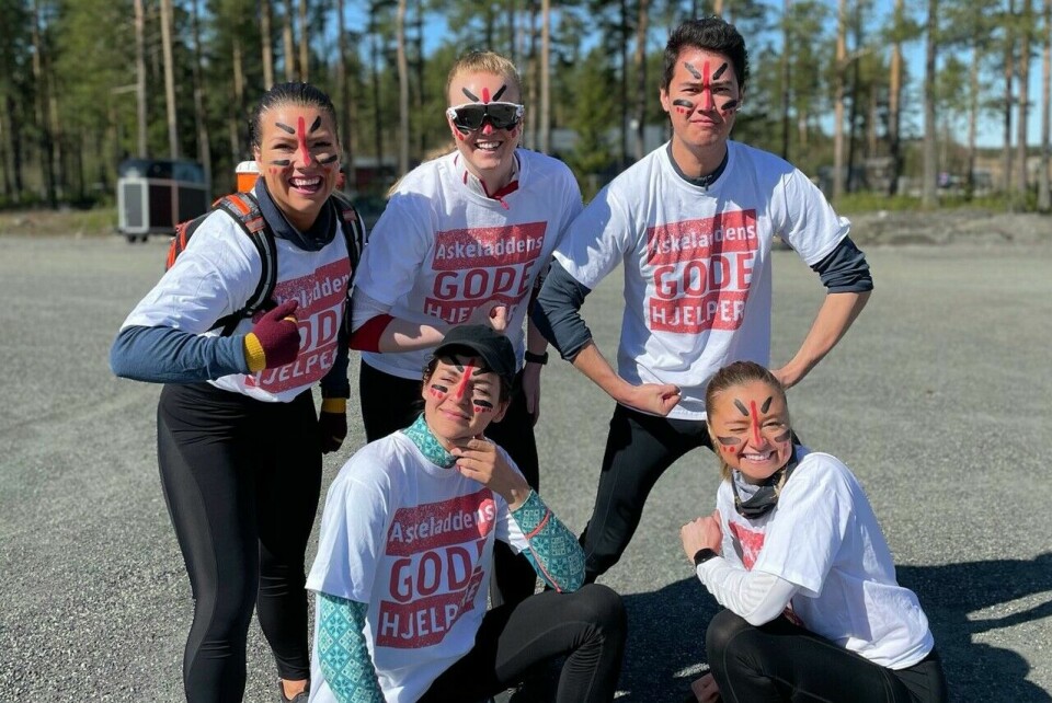 Askeladdens gode hjelpere som deltok med humør i vårløpet i fjor: Foran fra venstre Mari Angloff Viste og Marthe Bergstuen. Bak fra venstre Rebecca Hagen, Marthe Holm og Runar Halvor Glendrange. (Arrangørfoto) Askeladdens gode hjelpere som deltok med humør i vårløpet i fjor: Foran fra venstre Mari Angloff Viste og Marthe Bergstuen. Bak fra venstre Rebecca Hagen, Marthe Holm og Runar Halvor Glendrange. (Arrangørfoto)