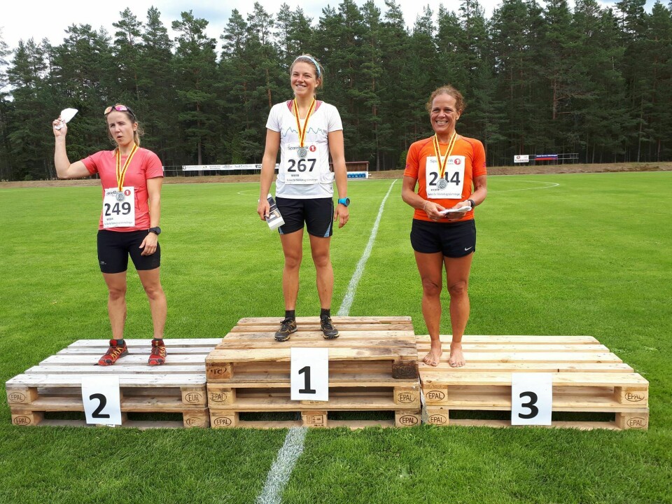 Pallen med de tre raskeste kvinnene på 25 km. (Foto: Otto Gullesen) Pallen med de tre raskeste kvinnene på 25 km. (Foto: Otto Gullesen)