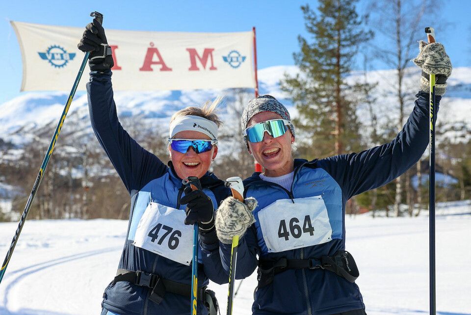 Beate Madsen og Anette Skår Danielsen kunne juble over å ha gjennomført Bergensrennet i strålende fine forhold. (Alle foto: Arne Dag Myking) Beate Madsen og Anette Skår Danielsen