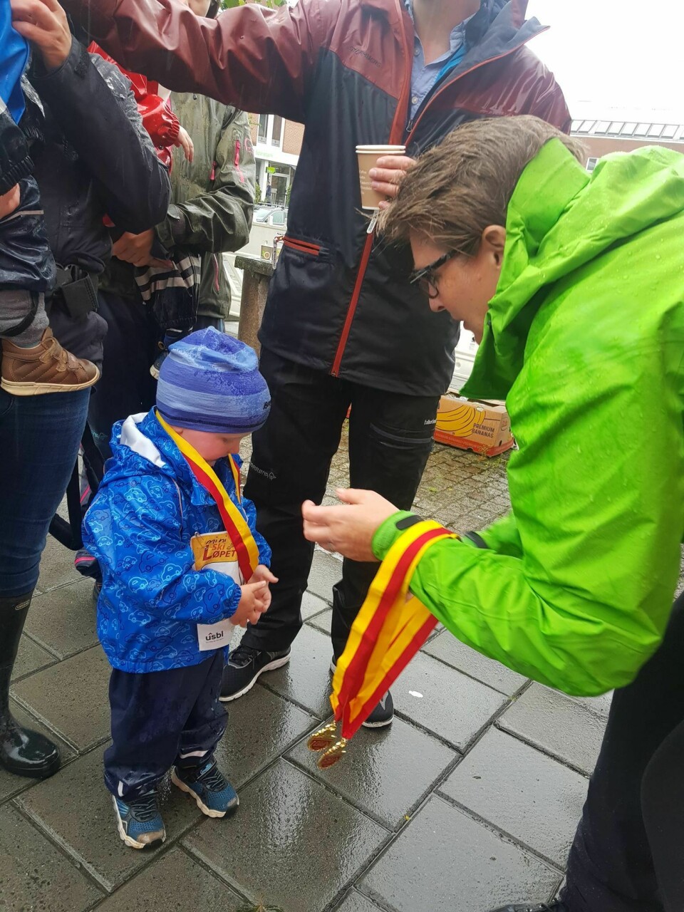 Over 1000 deltagere i SkiLøpet Liten_vinner_og_ordfører.jpg