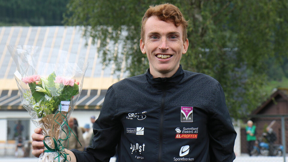 Marius Vedvik fekk velfortente blomar etter i fjor å ha sett løyperekord i Jølster halvmaraton med 1.06.27. (Foto: Bertine Moen) Marius Vedvik