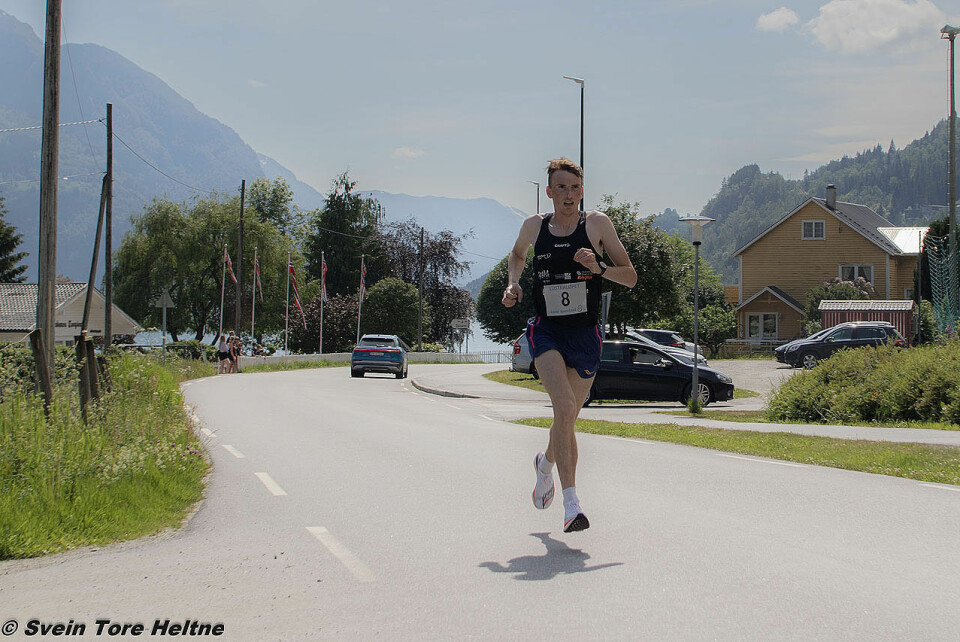 I Førde-drakt:Vi ser Marius Vedvik springe inn til ny løyperekord i Lustraløpet i fjor. (Foto Svein Tore Heltne) 0H3A6193