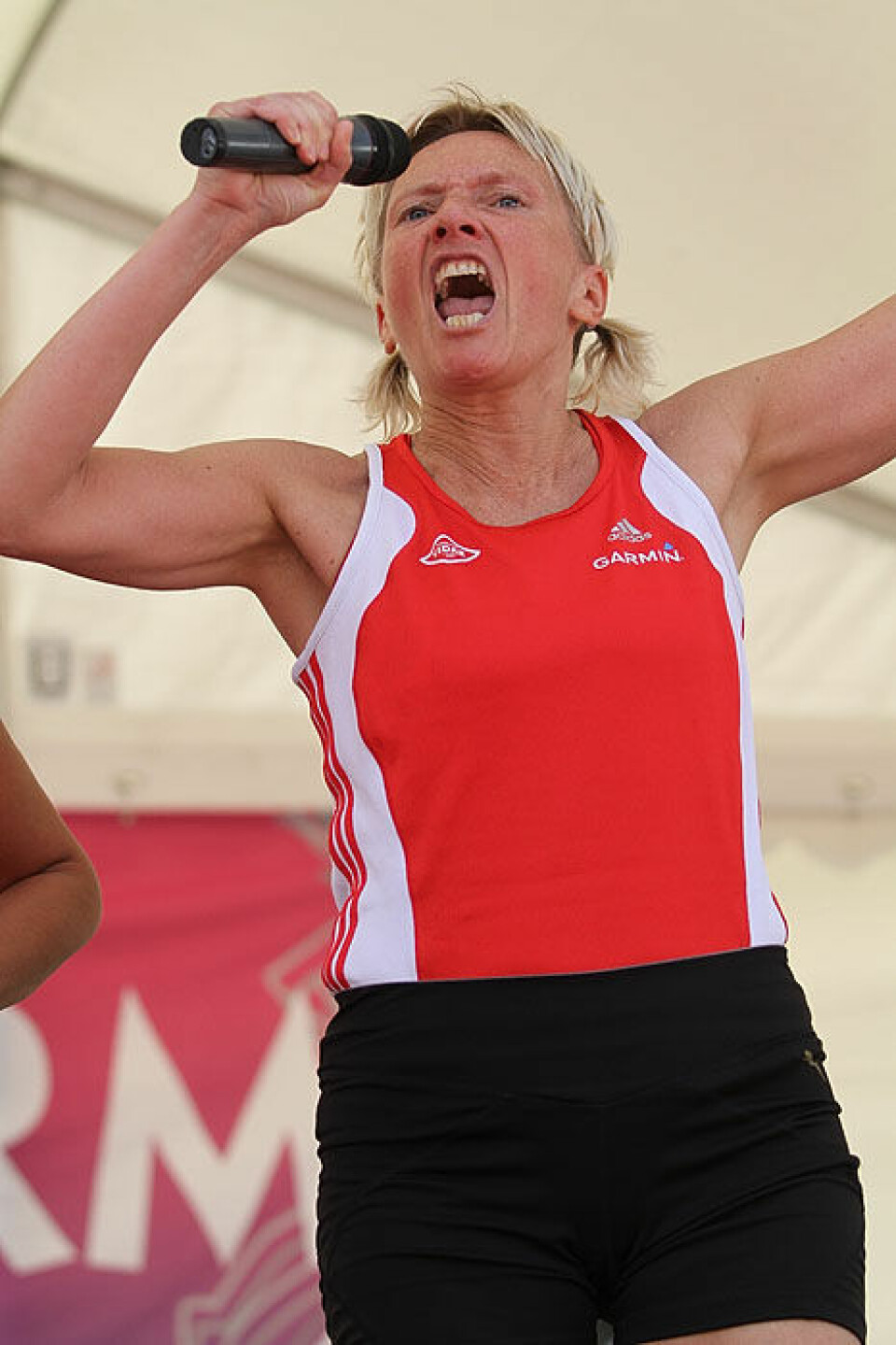 1177 koste seg i varmt IFormLøp Anne_Myhr_med_mikrofonen_IMG_8166.jpg