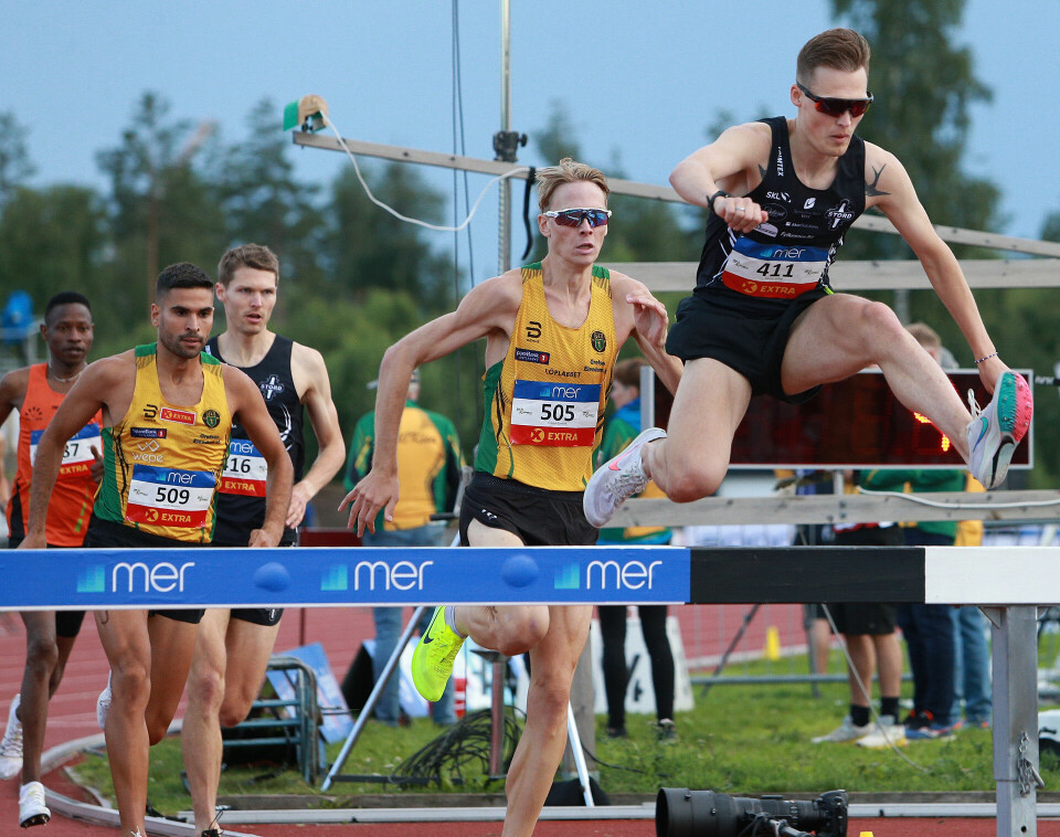 Kårbø vant NM-gull på hinder med kun to hundredelers margin 3000m_hinder_fmenn_passering_hinder_1_Harald_Kaarboe_i_tet_han_hadde_DNF_AZ3T1154.jpg