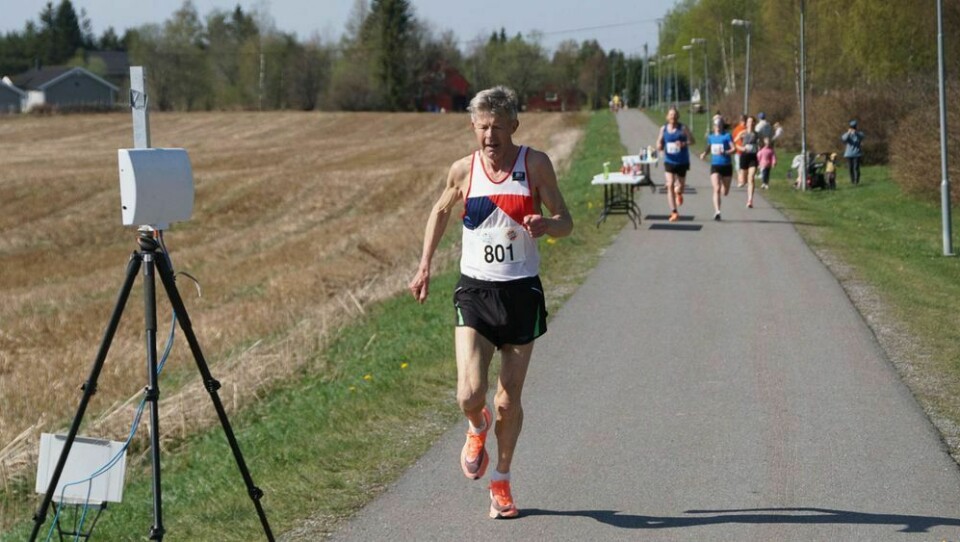 Kolbjørn Hjertvik imponerte på 5 kilometer. 72 år og 20.15 i løpeskoene. Dagens beste prestasjon. (Foto: Bjørn Hytjanstorp) Kolbjørn Hjertvik imponerte på 5 kilometer. 72 år og 20.15 i løpeskoene. Dagens beste prestasjon. (Foto: Bjørn Hytjanstorp)